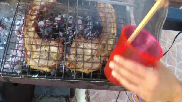 女厨师在户外烧烤室给两个巨大的猪排腌制 — 图库视频影像