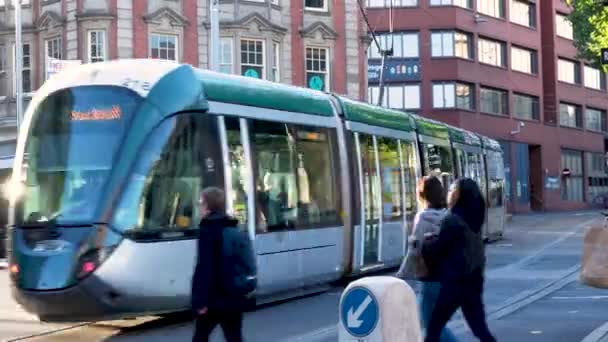 Zastřelen Tramvají Přijíždějící Tramvajovou Zastávku Centru Města — Stock video