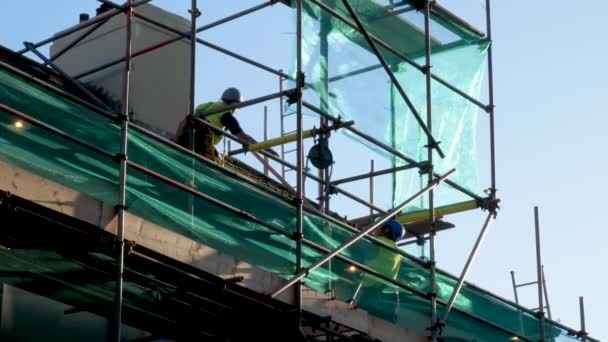 Trabajadores Construcción Arrojándose Materiales Construcción Unos Otros — Vídeo de stock