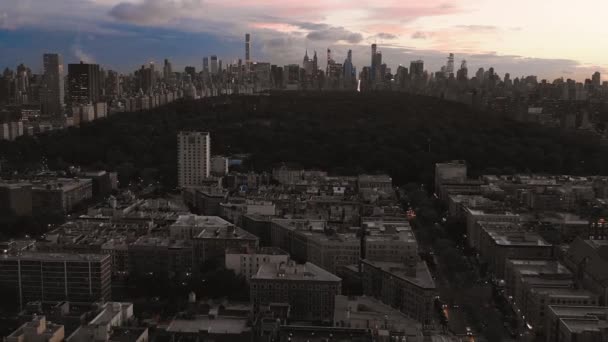 Drone Disparado Avançando Harlem Nyc Direção Upper East Side Pôr — Vídeo de Stock
