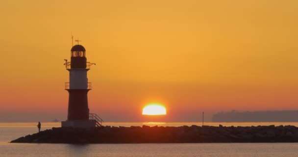 Pescador Lado Faro Rostock Warnemnde Durante Amanecer — Vídeo de stock