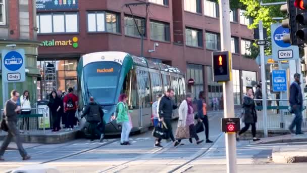 Fußgänger Überquert Straße Berufsverkehr Mit Einfahrender Straßenbahn — Stockvideo
