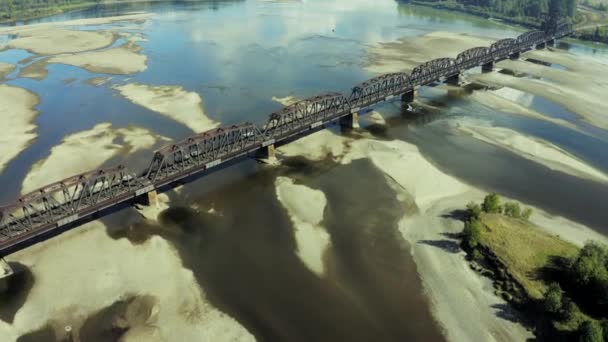 Uma Vista Aérea Movimento Uma Ponte Ferroviária Prince George Atravessando — Vídeo de Stock