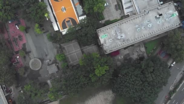 Drone Nedåt Flyover Harlem Nyc Bostadsprojekt Och Basketplan Vid Dimmig — Stockvideo