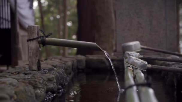 Une Fontaine Eau Japonaise Pour Vous Nettoyer — Video