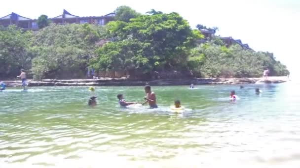 Nastolatki Cieszące Się Dniem Nad Rzeką Nahoon Odrobiną Pływającego Relaksu — Wideo stockowe