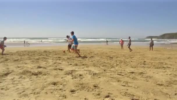 Adolescentes Jugando Fútbol Una Playa Sudáfrica — Vídeos de Stock