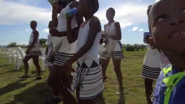 在南非东开普省举行的传统的科萨婚礼上 与孩子们一起散步 — 图库视频影像