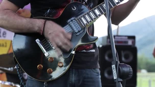 Primer Plano Una Guitarra Tocando Haciendo Actuación Escenario Festival Música — Vídeo de stock