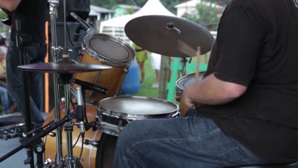Nahaufnahme Eines Schlagzeugers Bei Seinem Auftritt Auf Der Bühne Einem — Stockvideo