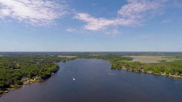 Tichigan Gölü Nün Yukarısındaki Hava Aracı Görüntüsü Çinde Tekneler Bulutlu — Stok video