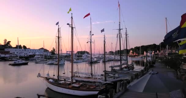 Panning Camden Harbor Bei Sonnenuntergang — Stockvideo