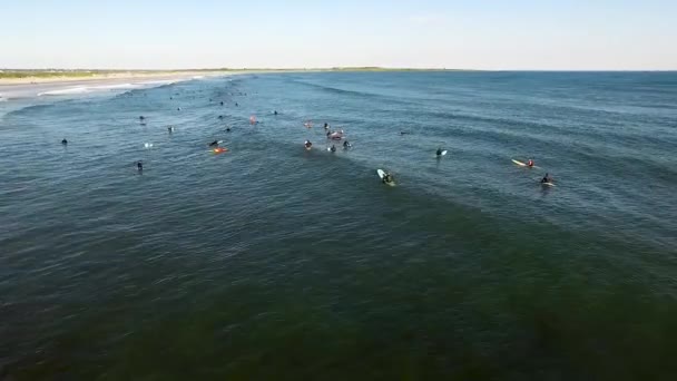 Rekaman Udara Dari Banyak Peselancar Naik Gelombang Sepanjang Pantai Rhode — Stok Video