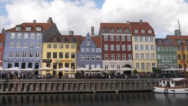 在繁忙的一天在哥本哈根上空划船 — 图库视频影像