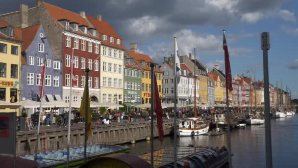 忙しい日にコペンハーゲンの上のボート — ストック動画