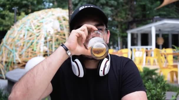 Joven Toma Largo Trago Cerveza — Vídeo de stock