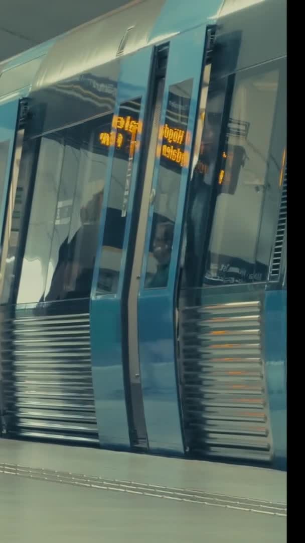 Personas Que Entran Salen Tren Metro Moderno Metro Estocolmo Suecia — Vídeo de stock