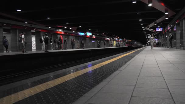 Vue Souterraine Sur Train Rouge Arrivant Gare Milan — Video