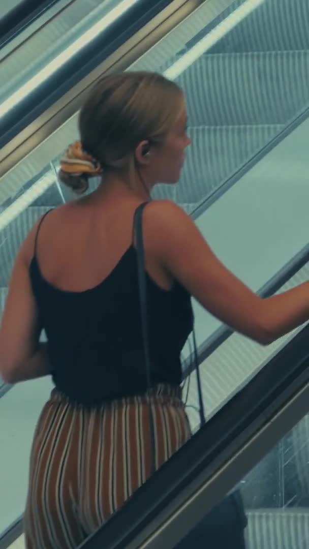 Две Женщины Идущие Вверх Эскалаторе Метро Стокгольме Швеция Медленное Движение — стоковое видео