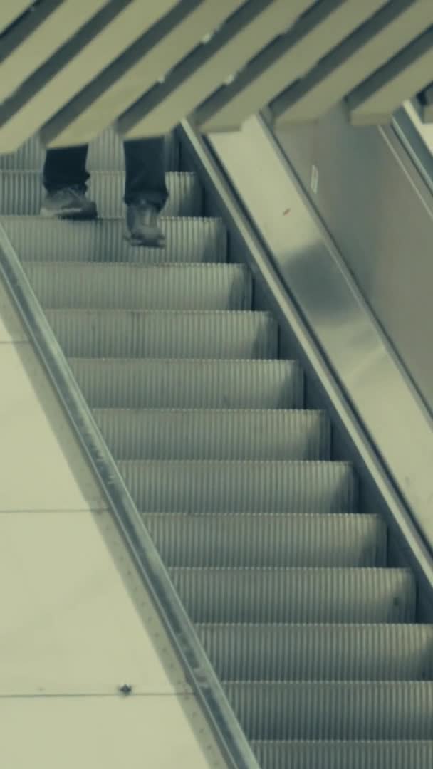 在瑞典斯德哥尔摩的地铁里 一个男人走在一个向下移动的电梯里 缓慢的运动 Vertical — 图库视频影像