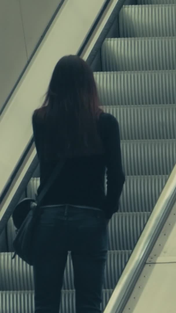 Ung Kvinna Väg Uppåtgående Rulltrappa Tunnelbanan Stockholm Sakta Backarna Övertyg — Stockvideo