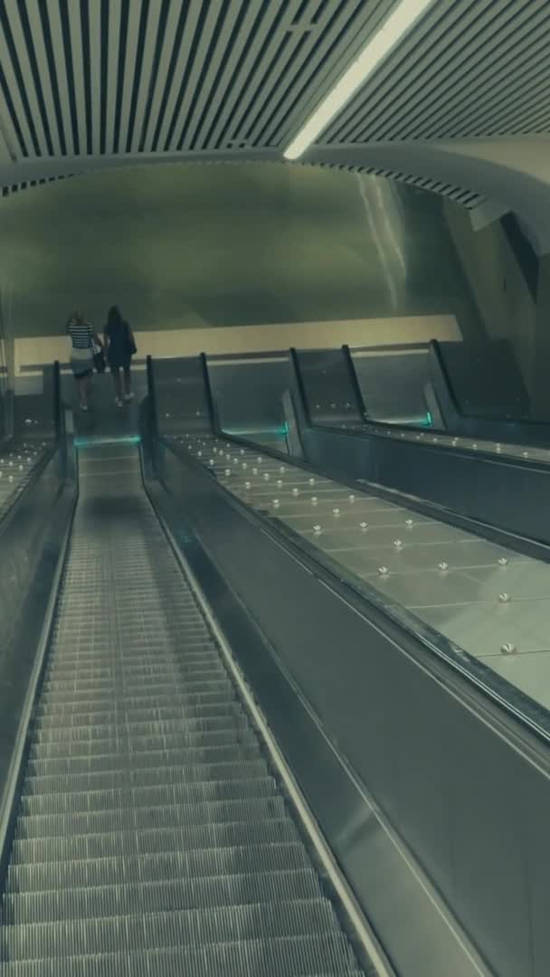 Moving Shot Downwards Moving Escalator Some People Stepping End Escalator — Stock Video