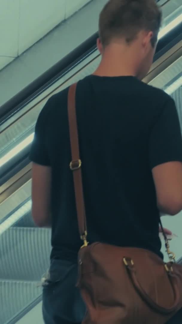 Stockholm Sveç Yükselen Metro Yürüyen Merdiveninde Bir Adam Yavaş Bir — Stok video