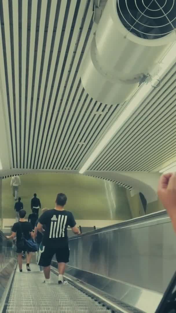 Människor Väg Nedåt Rulltrappa Till Tunnelbanan Stockholm Sverige Sakta Backarna — Stockvideo