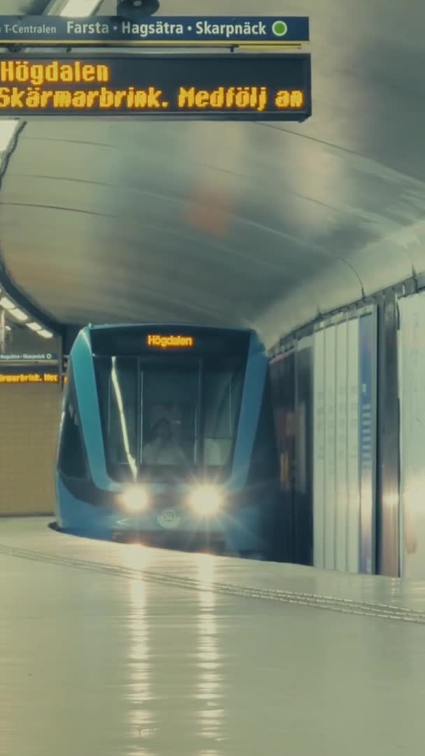 Tren Metro Moderno Que Llega Estación Metro Estocolmo Suecia Con — Vídeo de stock