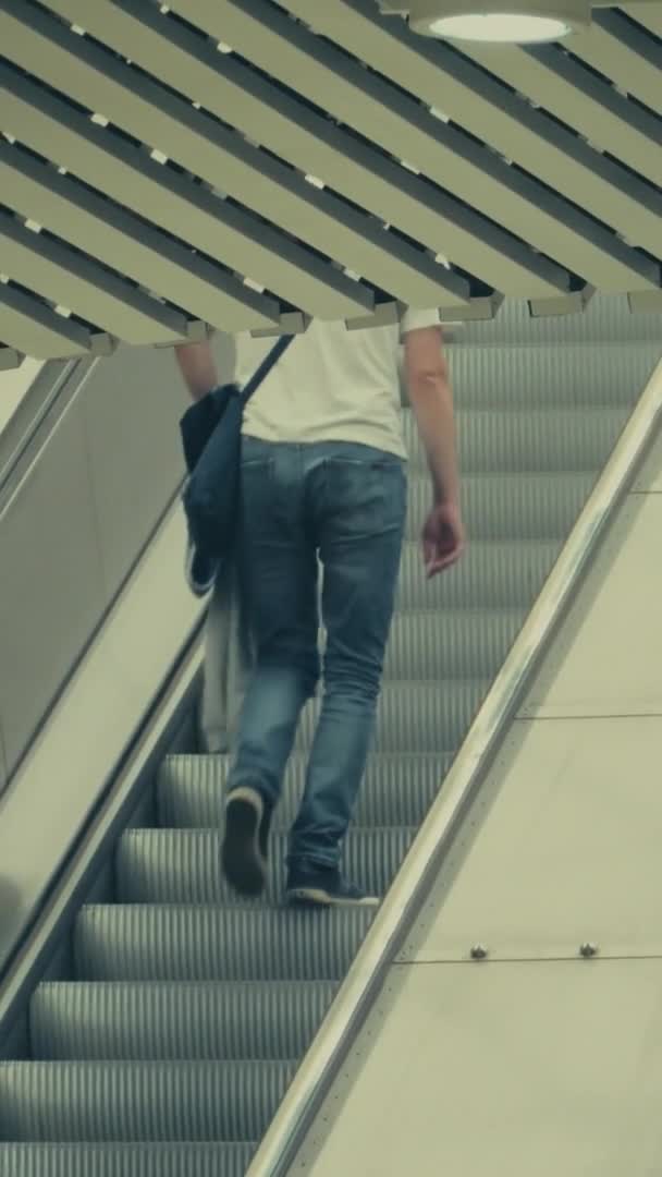 Hombre Una Mujer Una Escalera Metro Movimiento Ascendente Estocolmo Suecia — Vídeo de stock