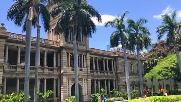 Aliiolani Onde Supremo Tribunal Havaiano Está Localizado Palmeiras Oscilam Frente — Vídeo de Stock