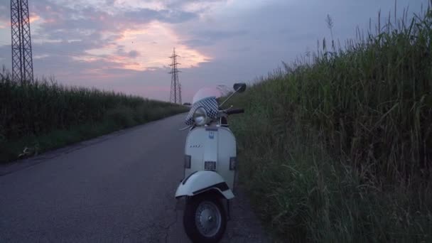 Günbatımında Issız Bir Yolun Kenarında Park Edilmiş Eski Bir Vespa — Stok video