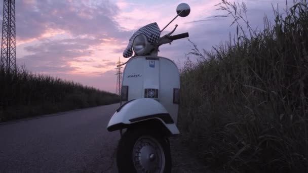 Oldtimer Vespa Motorroller Der Bei Sonnenuntergang Rande Einer Einsamen Straße — Stockvideo