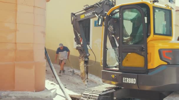 Bagger Mit Kippbrecheraufsatz Bricht Beton Für Wasserrohrwartung Zeitlupe — Stockvideo