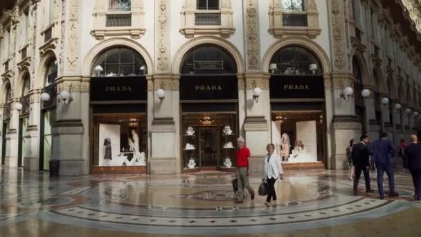 Milan People Compras Una Tienda Lujo Vittorio Emanuele Galeria — Vídeo de stock
