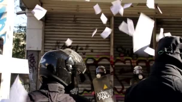 Czarny Blok Anarchistów Rzucać Ulotki Przed Policją Zamieszek Atenach Grecja — Wideo stockowe