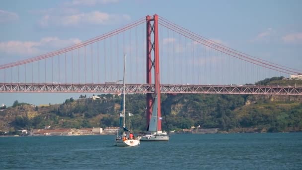 Dois Barcos Vela Perto Ponte Abril Ponte Lisboa Portugal Tempo — Vídeo de Stock