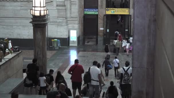 ミラノ中央駅の人々は夏休み中に電車に乗るために速く歩く — ストック動画