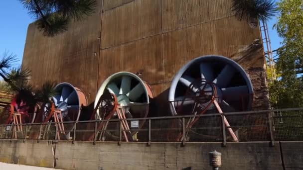 Roues Colorées Tournantes Une Ancienne Usine Filmé Dehors — Video