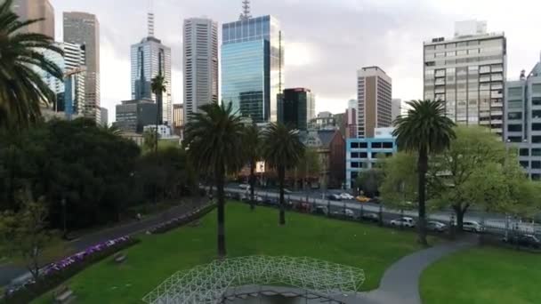 Flygfoto Melbourne Cbd Vid Solnedgången Parlamentsbyggnad Och Prinsessa Teater Synliga — Stockvideo