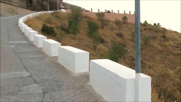 Witte Betonnen Bolders Voering Alora Arabisch Kasteel Aanpak Weg — Stockvideo
