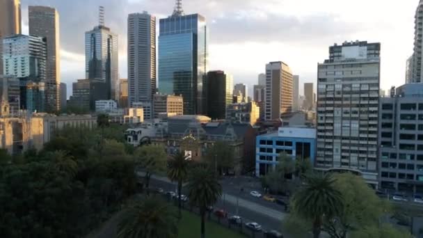 Flygfoto Melbourne Cbd Vid Solnedgången Parlamentsbyggnad Och Prinsessa Teater Synliga — Stockvideo