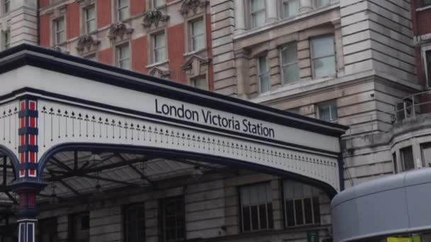 Londen Victoria Station Druk Met Pendelaars Bouw Overdag Pan — Stockvideo