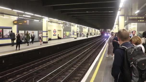 ロンドン地下鉄地下鉄駅に列車が到着 — ストック動画