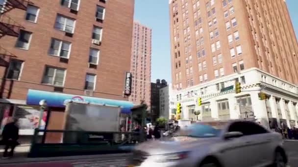 Carros Pessoas Que Vão Trabalhar Ruas Movimentadas Nova York Manhattan — Vídeo de Stock