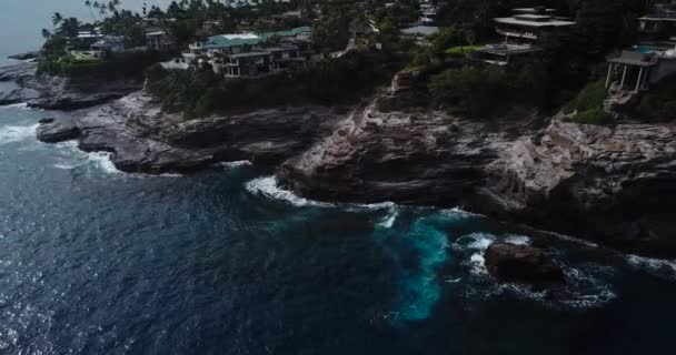 Drone Πλάνο Από Μια Παραλία Cliffside Που Έχει Τόσο Καταπληκτικά — Αρχείο Βίντεο