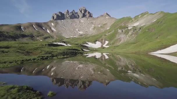 Vuelo Por Pequeño Lago Montaña Los Alpes Suizos — Vídeo de stock
