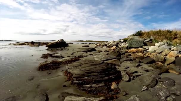 Волны Мягко Моют Над Скалистым Пляжем — стоковое видео