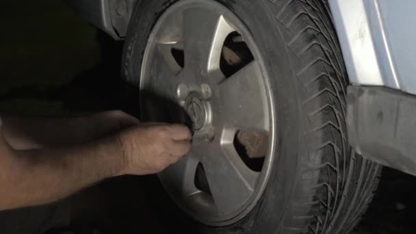 밤에는 자동차 타이어를 교체하고 렌치로 견과를 넣는다 — 비디오