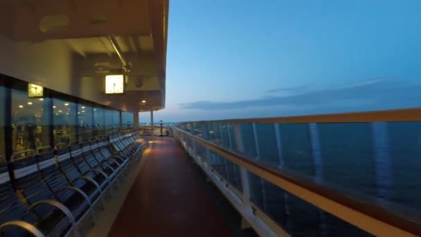 Spaziergang Auf Dem Deck Eines Kreuzfahrtschiffes Mit Blick Auf Den — Stockvideo